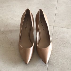 Nude pumps
